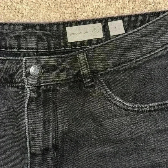 Black short - Picture 2 of 3